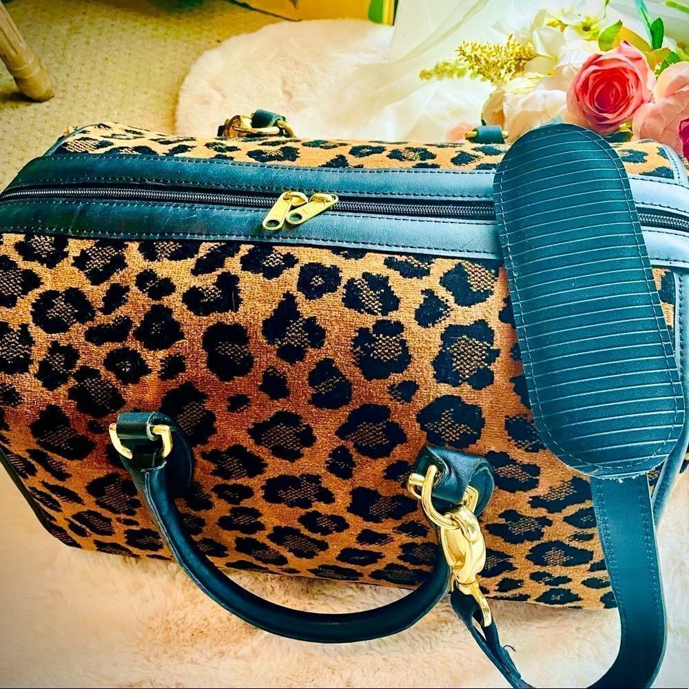 ♥️ Travel bag, vintage carry on, in Leopard 🐆 print. Gevive by boyt. - Picture 9 of 13